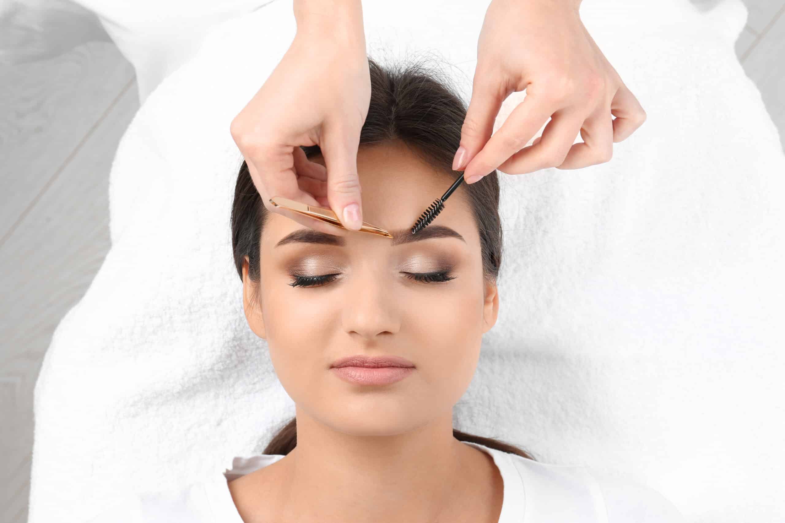 Corrección y diseño de cejas profesional - AJ Academy Tenerife