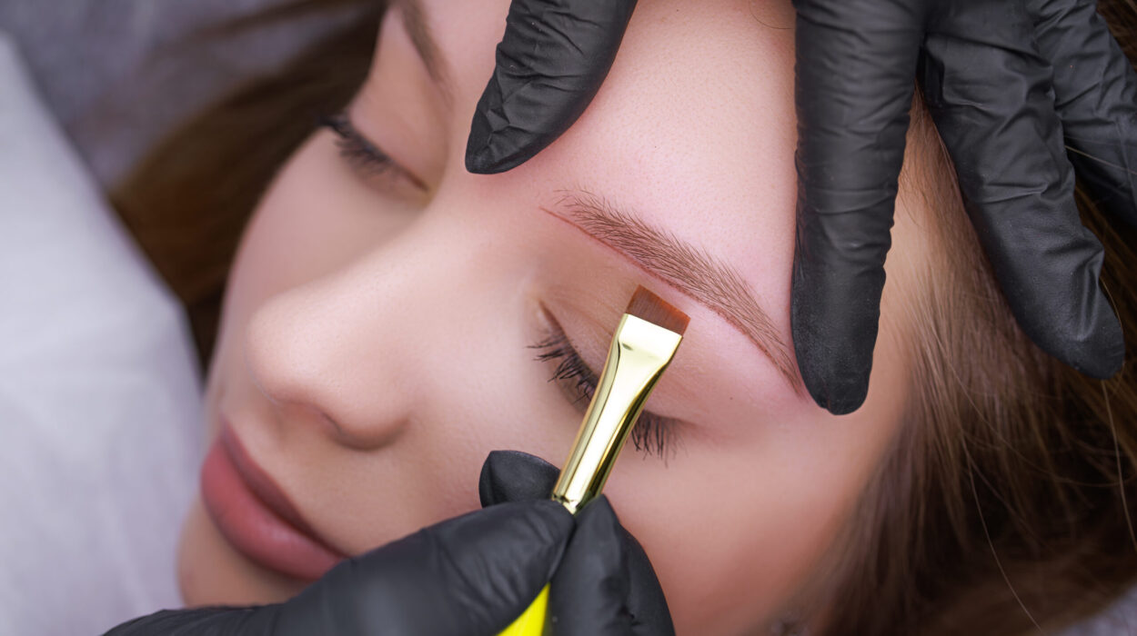 Correction of the shape of the markings applied with a brush before the permanent makeup procedure. PMU Procedure, Permanent Eyebrow Makeup.