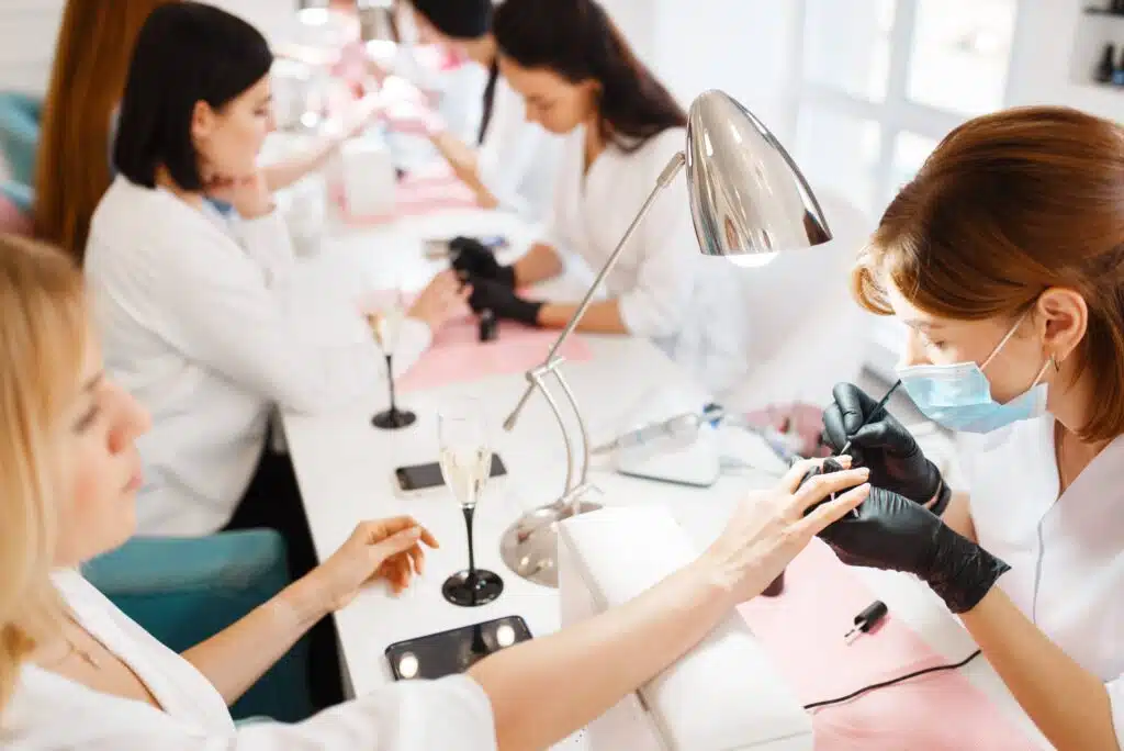 Formación de uñas de AJ Academy · grupo reducido