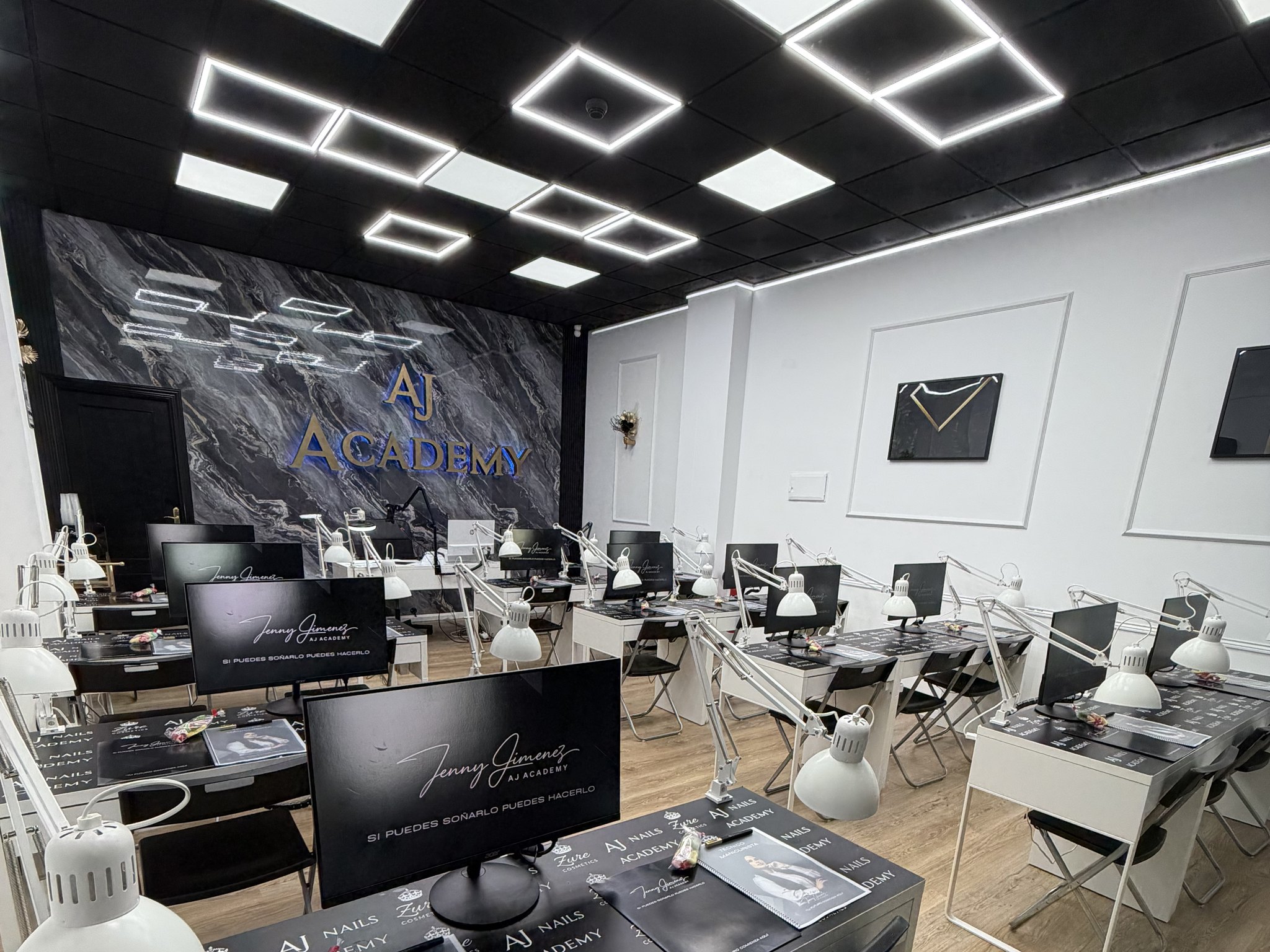 Aula de AJ Academy en Santa Cruz de Tenerife con los puestos de manicura preparados antes de clase