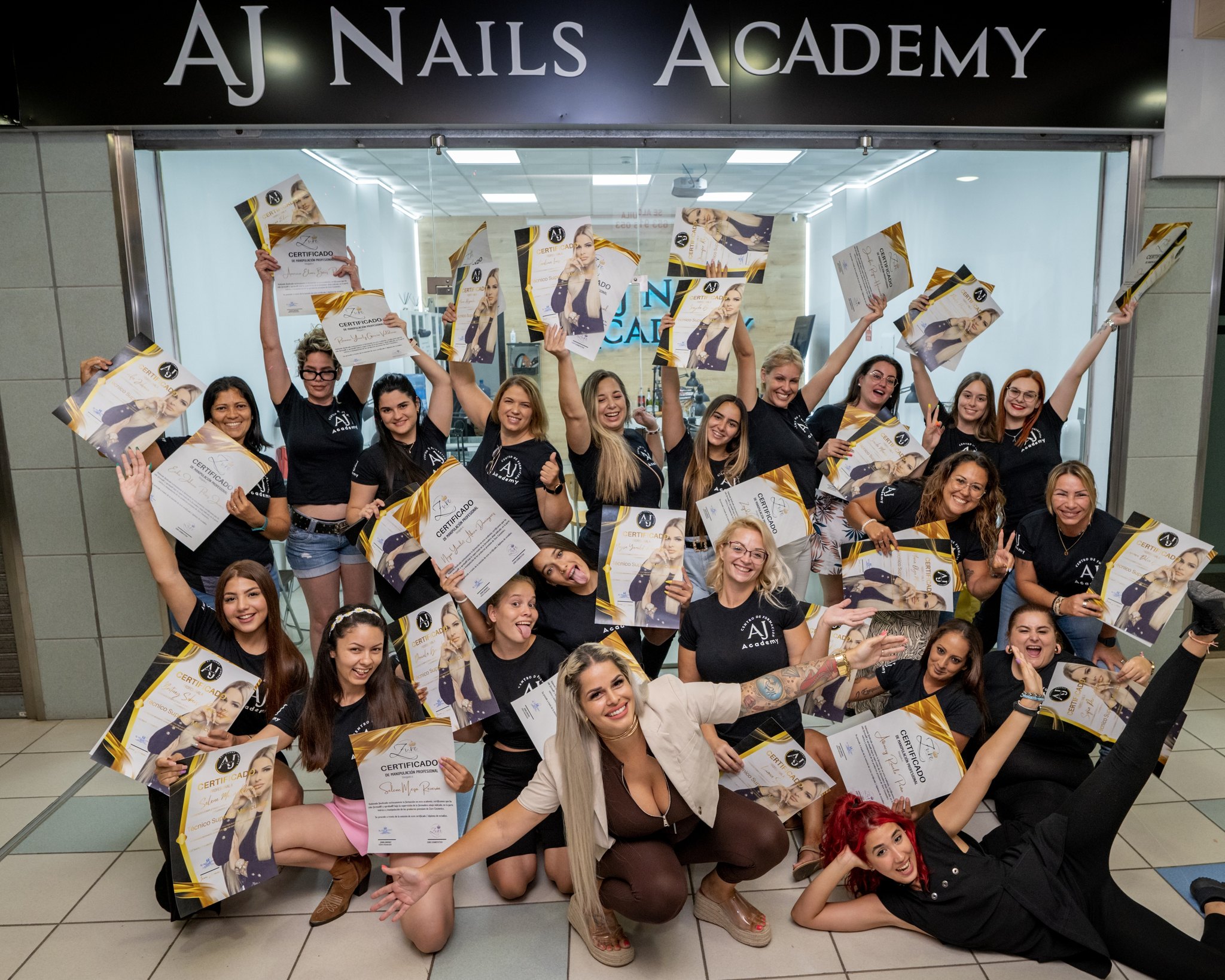 Alumnas de AJ Nails Academy con sus diplomas en la entrada del centro, en Santa Cruz de Tenerife
